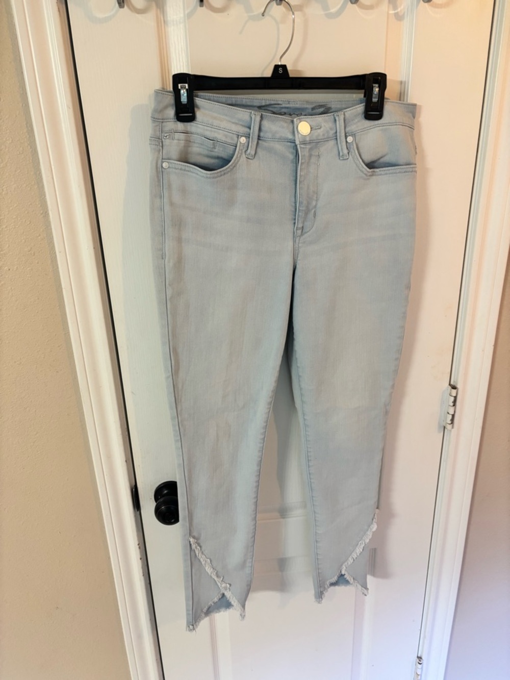 Seven7 Women's Size 10 Light Wash Denim Frayed V Hem Distressed Ankle Jeans - Picture 1 of 5